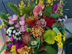 八潮駅改札前で年末特別販売　フェリースフラワーがお正月のお花を期間限定販売