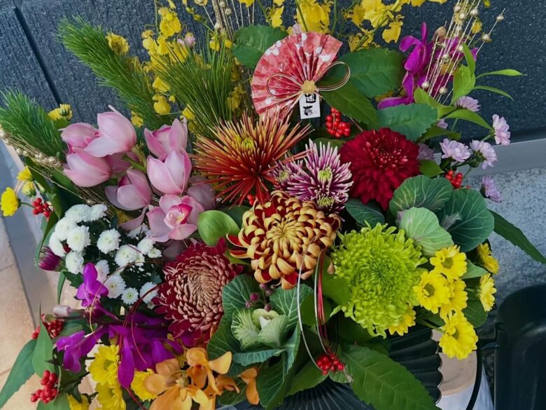 八潮駅改札前で年末特別販売　フェリースフラワーがお正月のお花を期間限定販売