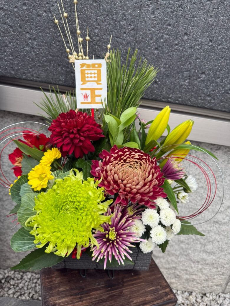 八潮駅改札前で年末特別販売　フェリースフラワーがお正月のお花を期間限定販売