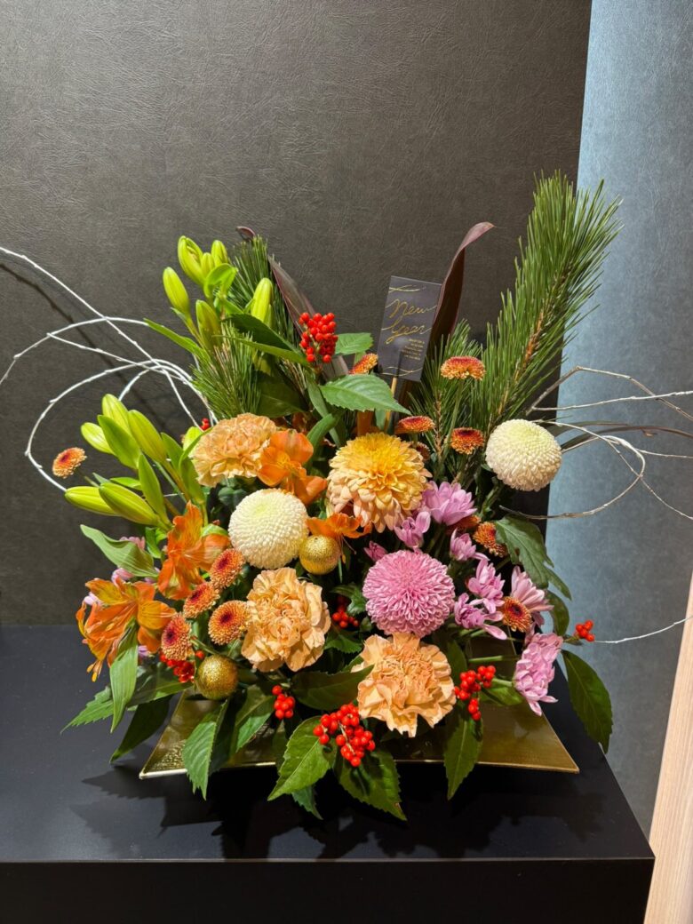 八潮駅改札前で年末特別販売　フェリースフラワーがお正月のお花を期間限定販売