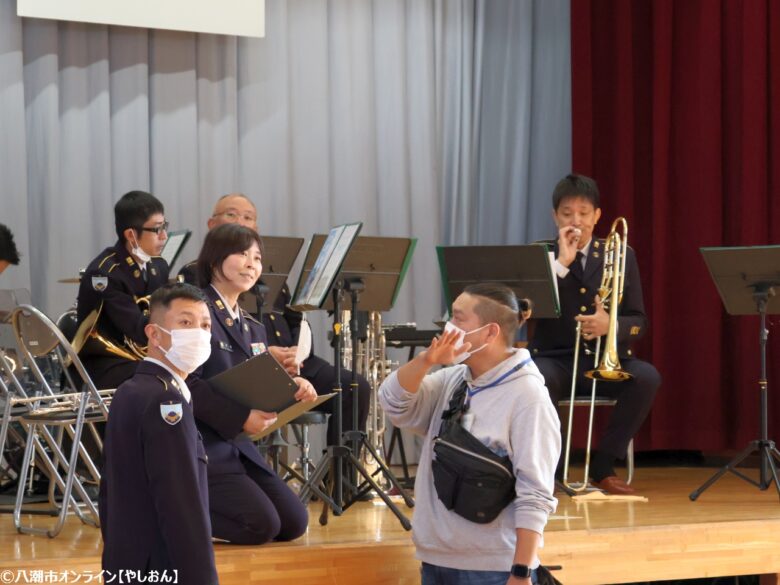 八條小学校園祭がにぎやかに開催 自衛隊音楽隊・高校吹奏楽部の共演やバザーで大盛況