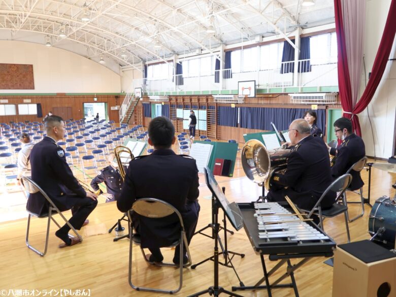 八條小学校園祭がにぎやかに開催 自衛隊音楽隊・高校吹奏楽部の共演やバザーで大盛況