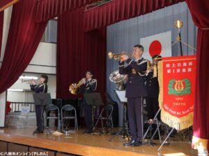 八條小学校園祭がにぎやかに開催　自衛隊音楽隊・高校吹奏楽部の演奏やバザーで大盛況