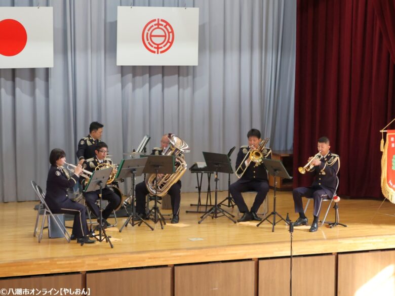八條小学校園祭がにぎやかに開催 自衛隊音楽隊・高校吹奏楽部の共演やバザーで大盛況