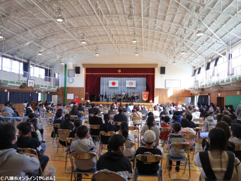 八條小学校園祭がにぎやかに開催 自衛隊音楽隊・高校吹奏楽部の共演やバザーで大盛況