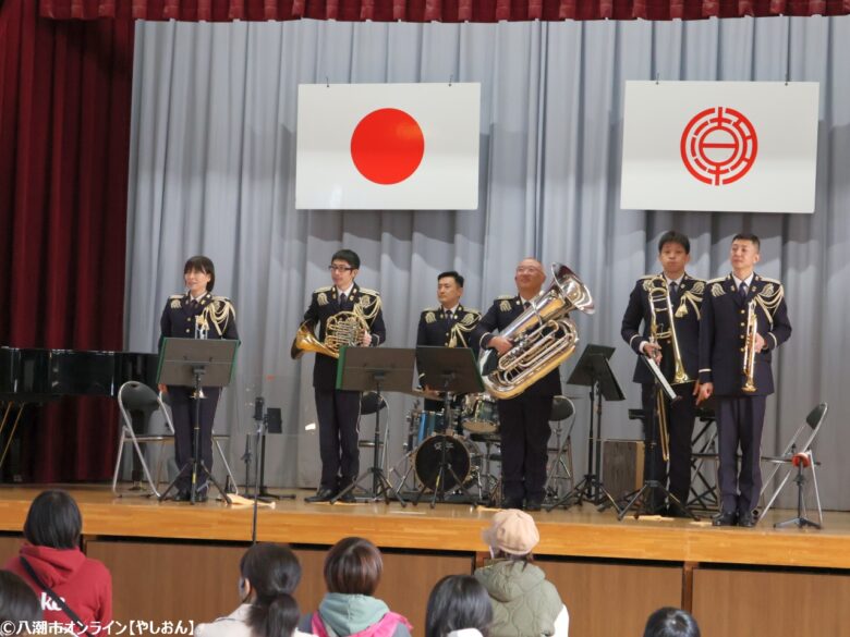 第1音楽隊は練馬駐屯地に駐屯し、東京都をはじめ、埼玉県・神奈川県・千葉県・茨城県・山梨県・静岡県の7つの都県を演奏担任区域として、自衛隊の各種行事や、定期演奏会・ファミリーコンサート・各地域での巡回演奏などで、年間100回におよぶ音楽演奏を行っております。