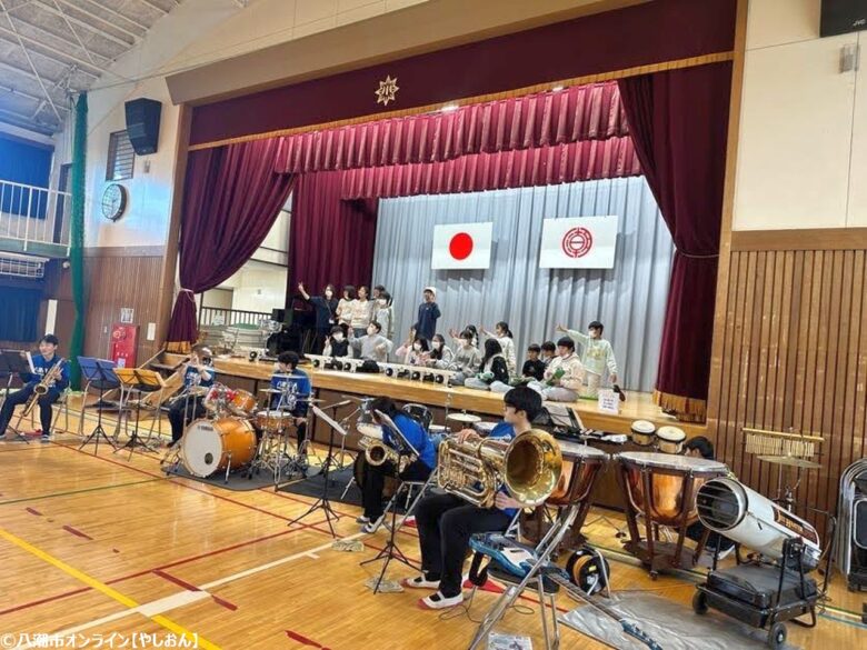 八條小学校園祭がにぎやかに開催 自衛隊音楽隊・高校吹奏楽部の共演やバザーで大盛況