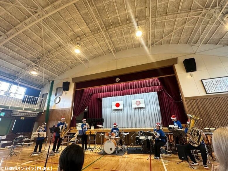 八條小学校園祭がにぎやかに開催 自衛隊音楽隊・高校吹奏楽部の共演やバザーで大盛況