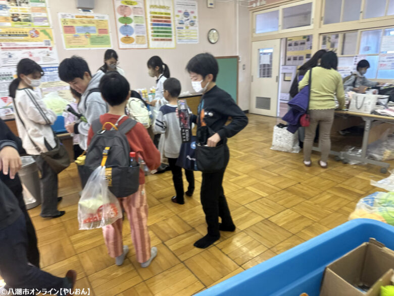 八條小学校園祭がにぎやかに開催 自衛隊音楽隊・高校吹奏楽部の共演やバザーで大盛況