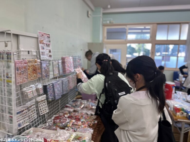 八條小学校園祭がにぎやかに開催 自衛隊音楽隊・高校吹奏楽部の共演やバザーで大盛況