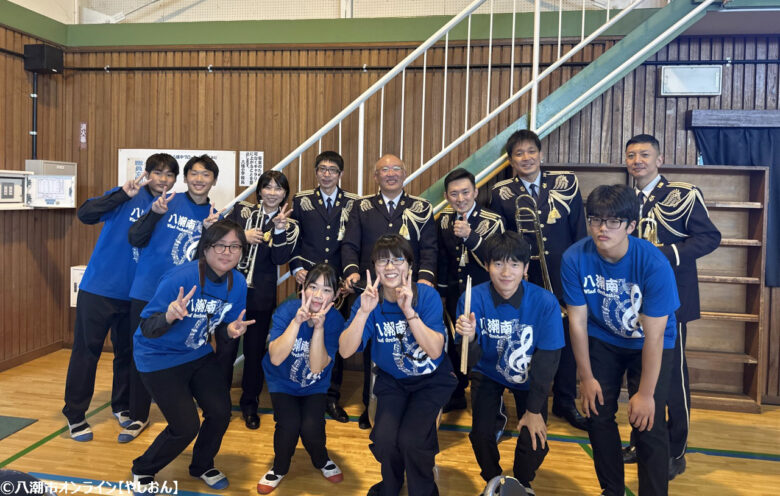 八條小学校園祭がにぎやかに開催 自衛隊音楽隊・高校吹奏楽部の共演やバザーで大盛況