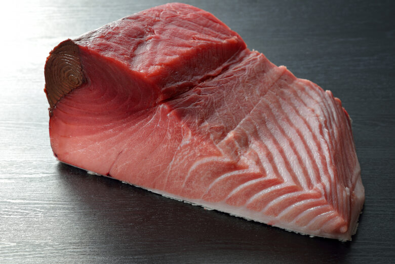 角上魚類、縁起物「初荷の国産 生本まぐろ」解体実演を1月5日に草加店をはじめ全店で開催