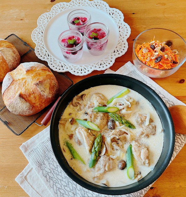 チキンフリカッセ(鶏肉のクリームソース煮込)