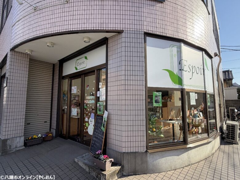 濃紺の静寂に差し込む、やわらかな光。 見る角度によって表情を変える羽のような質感が、過去の記憶をそっと照らします。