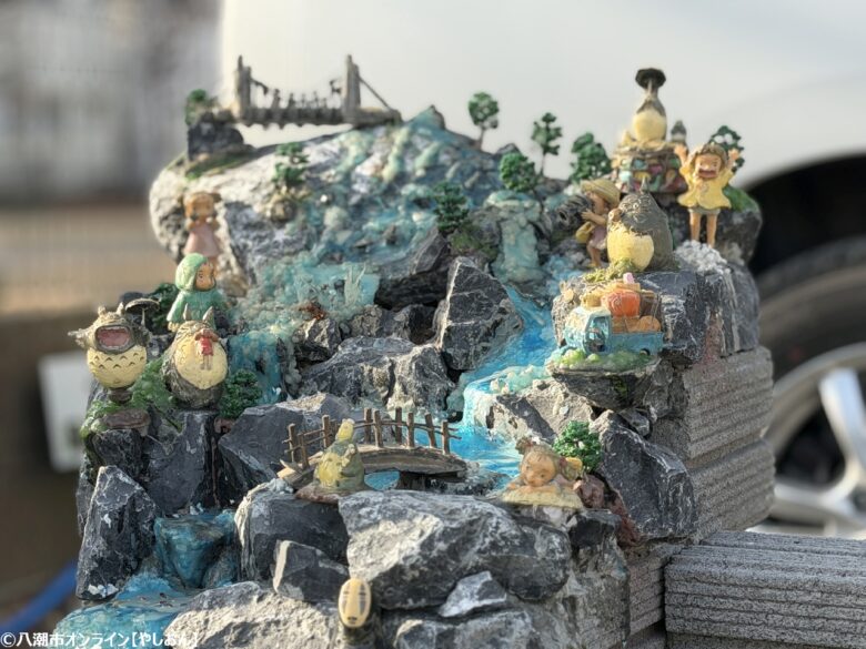 八潮市伊勢野に現れた小さな物語の森 花壇と融合した“ジブリの森”を訪ねて