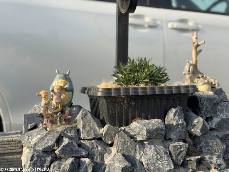 八潮市伊勢野に現れた小さな物語の森 花壇と融合した“ジブリの森”を訪ねて