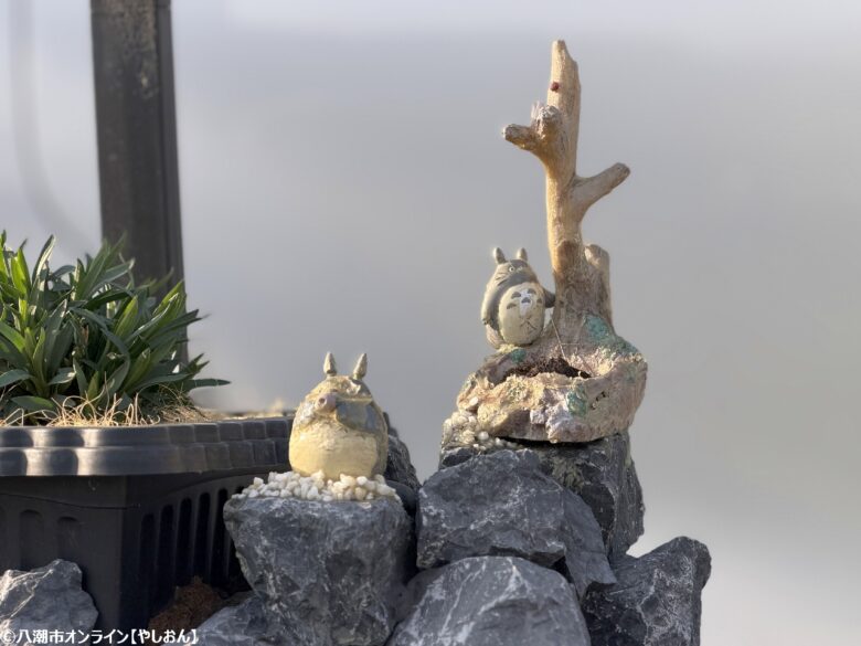 八潮市伊勢野に現れた小さな物語の森 花壇と融合した“ジブリの森”を訪ねて