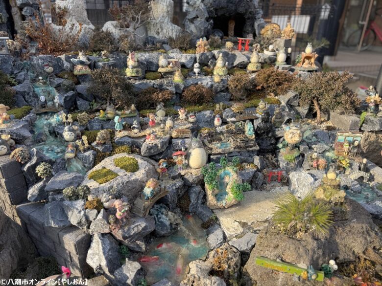 八潮市伊勢野に現れた小さな物語の森 花壇と融合した“ジブリの森”を訪ねて