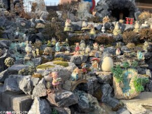 八潮市伊勢野に現れた小さな物語の森　花壇と融合した“ジブリの森”を訪ねて