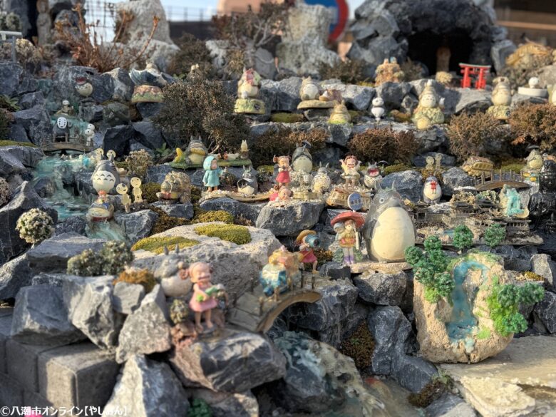 八潮市伊勢野に現れた小さな物語の森 花壇と融合した“ジブリの森”を訪ねて