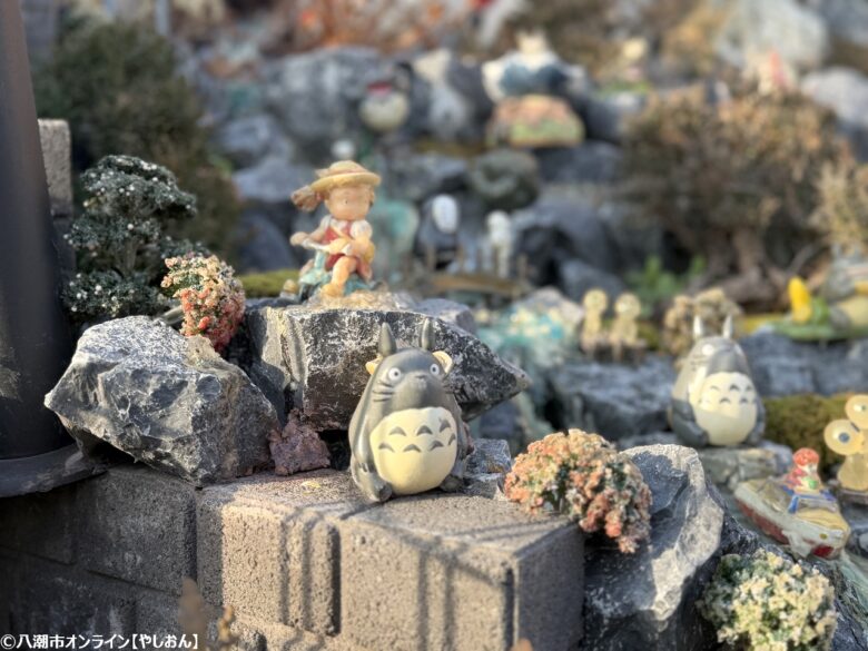 八潮市伊勢野に現れた小さな物語の森 花壇と融合した“ジブリの森”を訪ねて