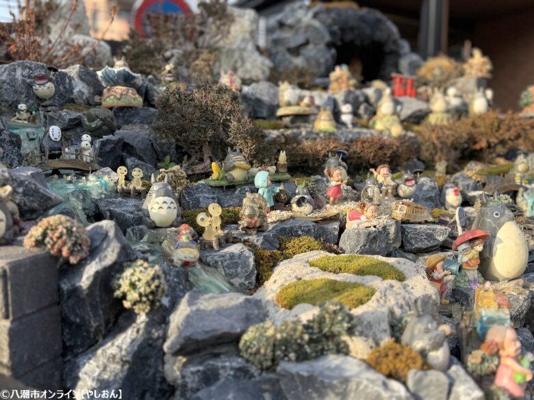 八潮市伊勢野に現れた小さな物語の森 花壇と融合した“ジブリの森”を訪ねて