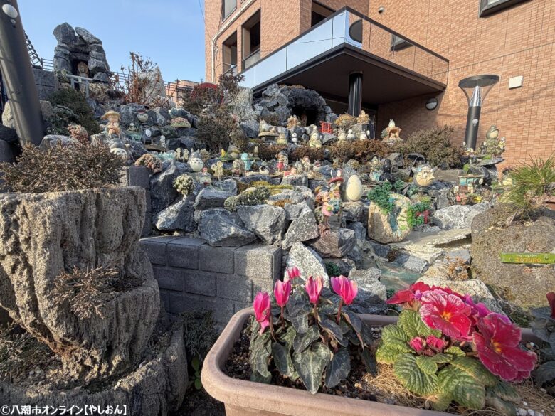 八潮市伊勢野に現れた小さな物語の森 花壇と融合した“ジブリの森”を訪ねて