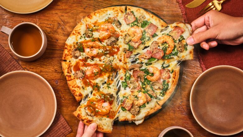 寒い冬にうれしいごちそうピザ　ドミノ・ピザ新作「ぷりっと海老のハーフ＆ハーフ」登場