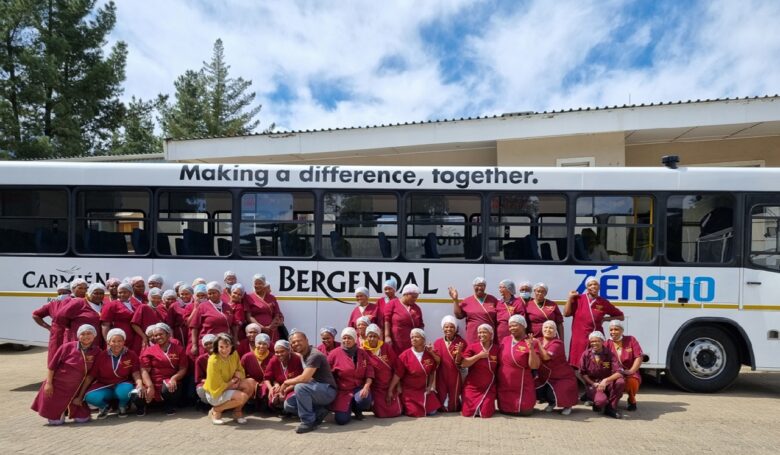 ルイボスティーの生産に関わる従業員の方々と通勤バス