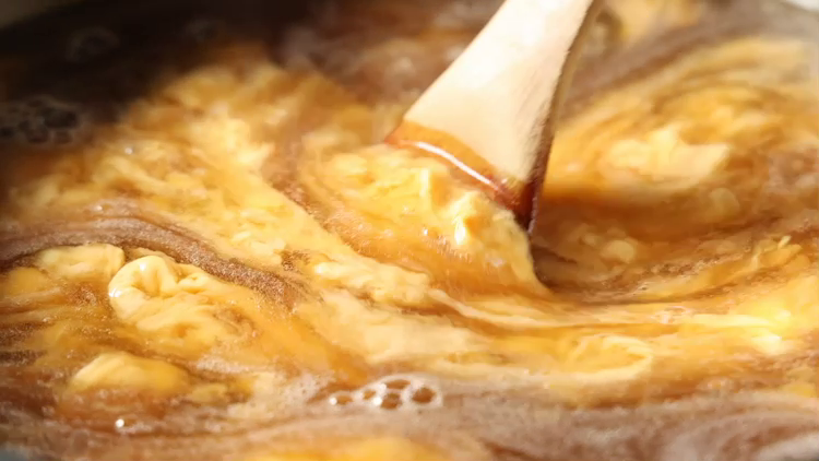 冬の手しごとが染みわたる　丸亀製麺の新作『肉がさね玉子あんかけうどん』登場