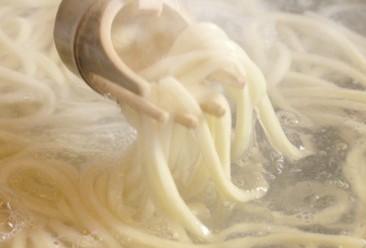 冬の手しごとが染みわたる　丸亀製麺の新作『肉がさね玉子あんかけうどん』登場