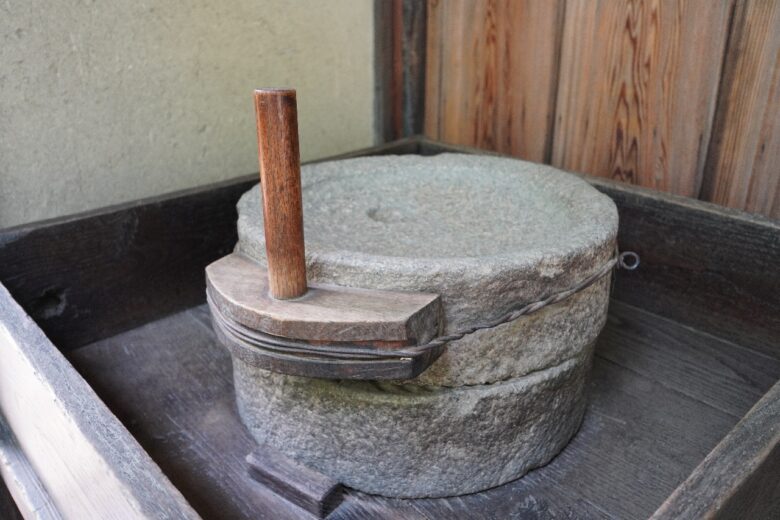 伝統的な手回し石臼（東京都世田谷区）