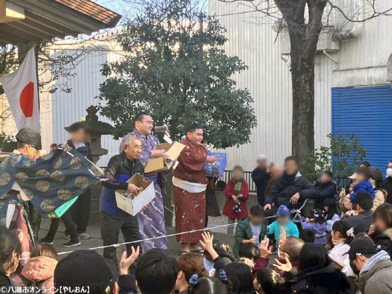 草加出身の兄弟力士が豆まきに参加　後谷八幡神社で節分祭、例年超えるにぎわい
