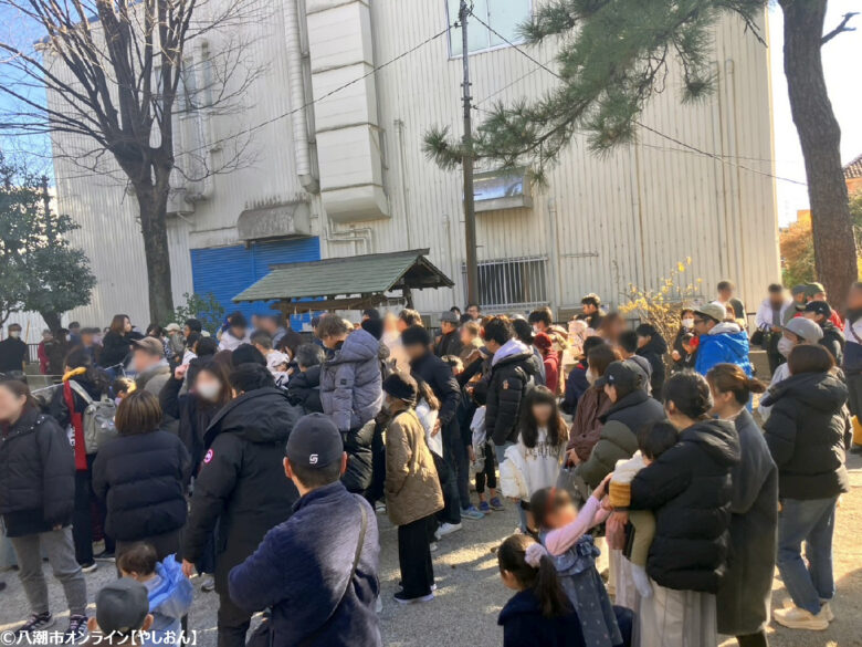 草加出身の兄弟力士が豆まきに参加　後谷八幡神社で節分祭、例年超えるにぎわい