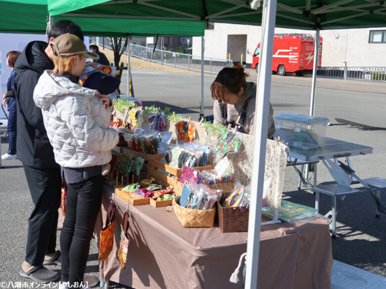 春空の下にぎわう八潮朝市が開催　食と学びが交差する駅前の一日