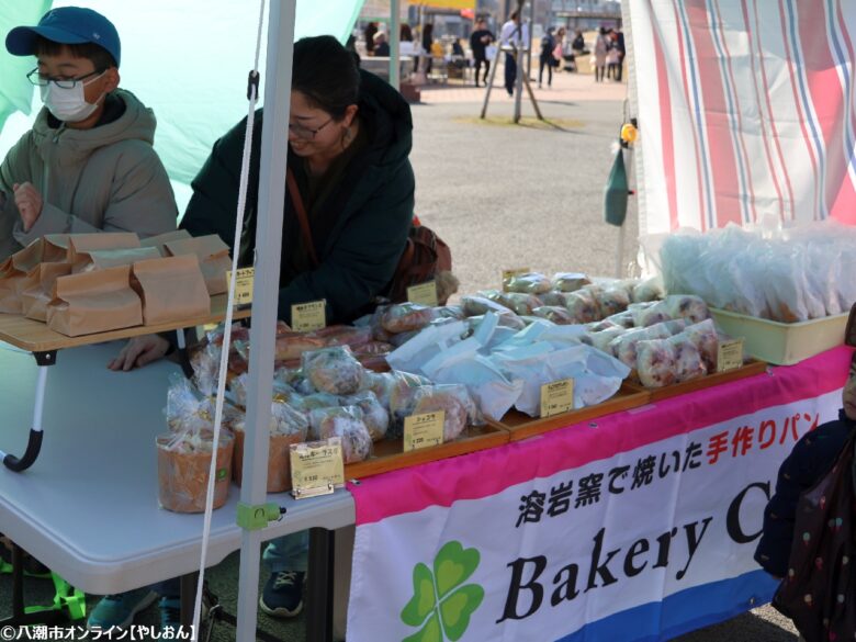 春空の下にぎわう八潮朝市が開催　食と学びが交差する駅前の一日