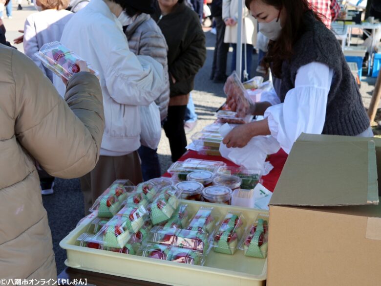 春空の下にぎわう八潮朝市が開催　食と学びが交差する駅前の一日