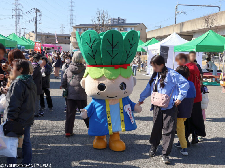 春空の下にぎわう八潮朝市が開催 食と学びが交差する駅前の一日