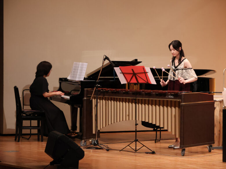 マリンバ奏者の阿部こと菜さんと、ピアニストの阿部朋子さん