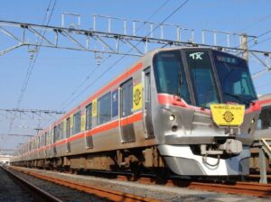 もう見ましたか? TXで運行開始 柏レイソル一色の特別列車「レイソルエクスプレス」