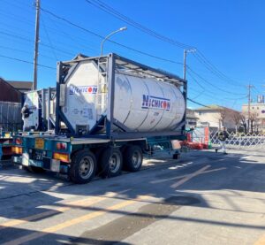 八潮市道路陥没事故から1年　臭気対策を支えるタンクコンテナ物流の現場力