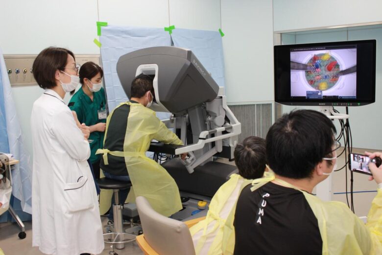 八潮中央総合病院で「ダビンチ」体験会レポート　最先端ロボット手術を地域に公開