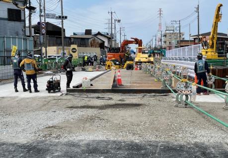 八潮市・県道松戸草加線が4月15日から2車線で暫定開通へ 陥没事故からの復旧進む