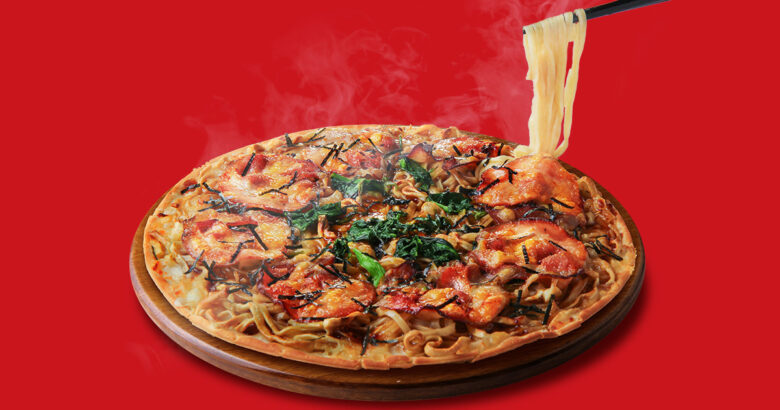 家系ラーメンがピザに!? 吉村家監修「横浜家系ラーメンピザ」ピザハットで期間限定発売