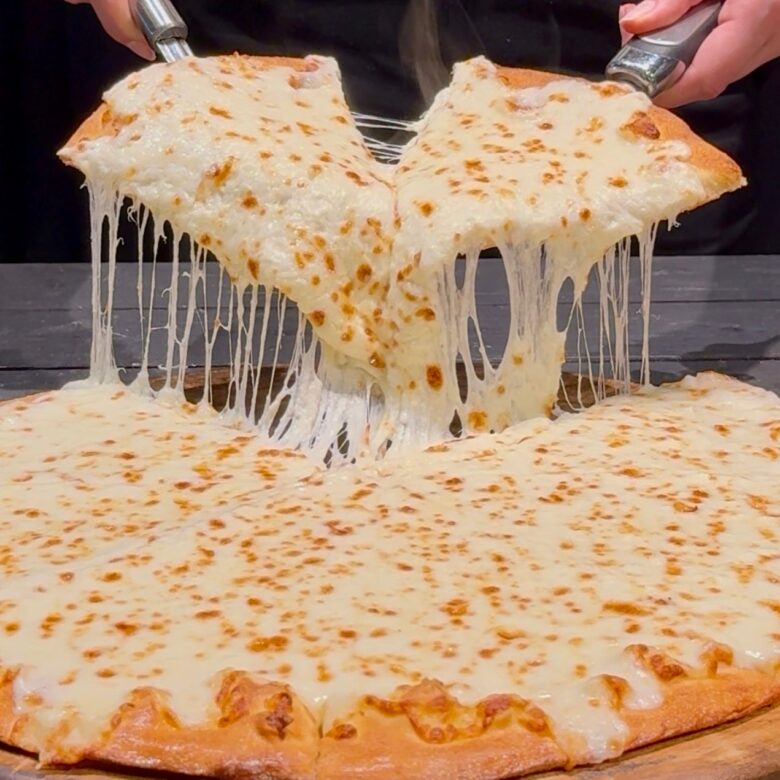 GWは自宅で“デカ盛り祭”！ドミノ・ピザのほぼ1kgグルメが期間限定で復活