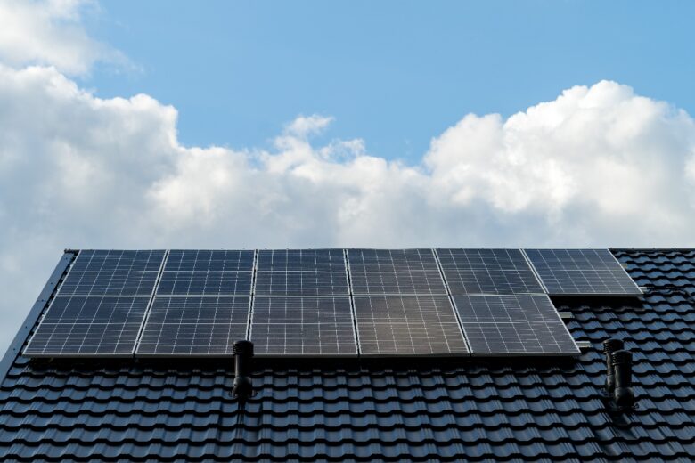 八潮市の太陽光発電補助金がスタート|住宅・事業者向けに最大15万円支援【令和8年度】