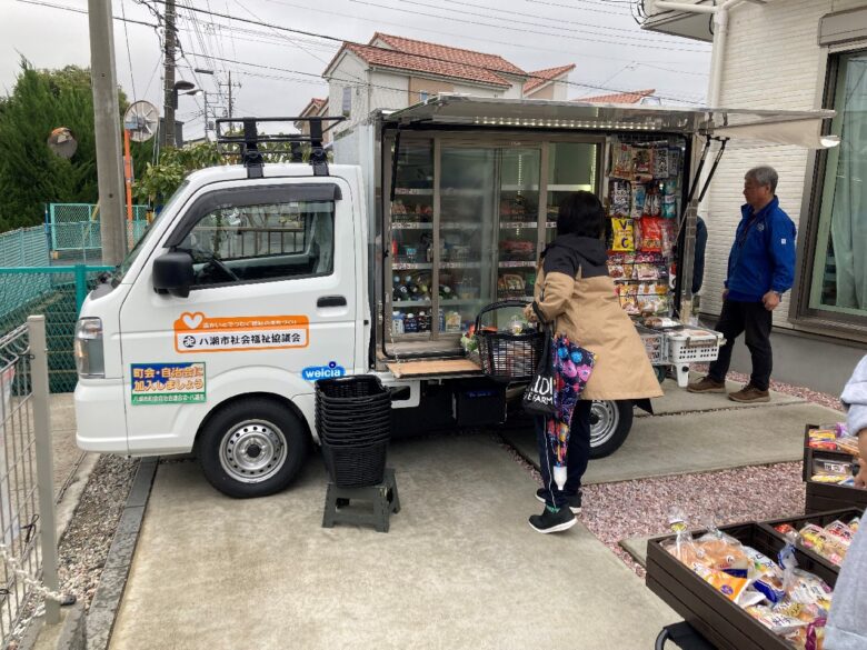 八潮市で移動販売車「うえたん号」始動　買い物支援と健康相談で地域交流を後押し