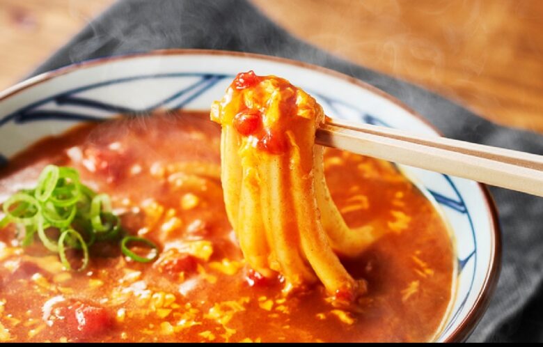 丸亀製麺「トマたまカレーうどん」復活！松岡昌宏さん監修の新作登場