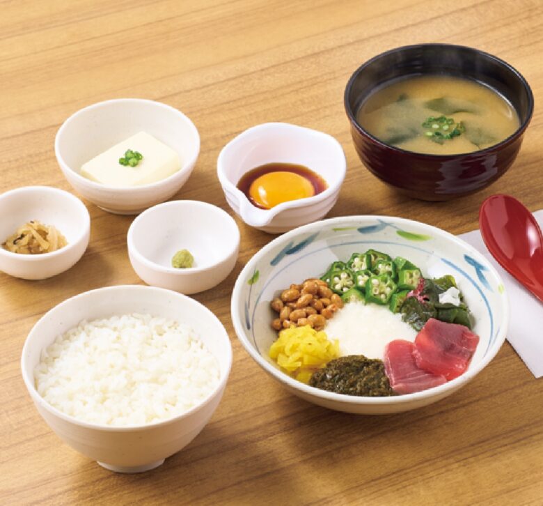 初夏にぴったりの“ねばとろ”新定食登場　やよい軒、アカモク使用の彩り豊かな一皿を5月8日発売