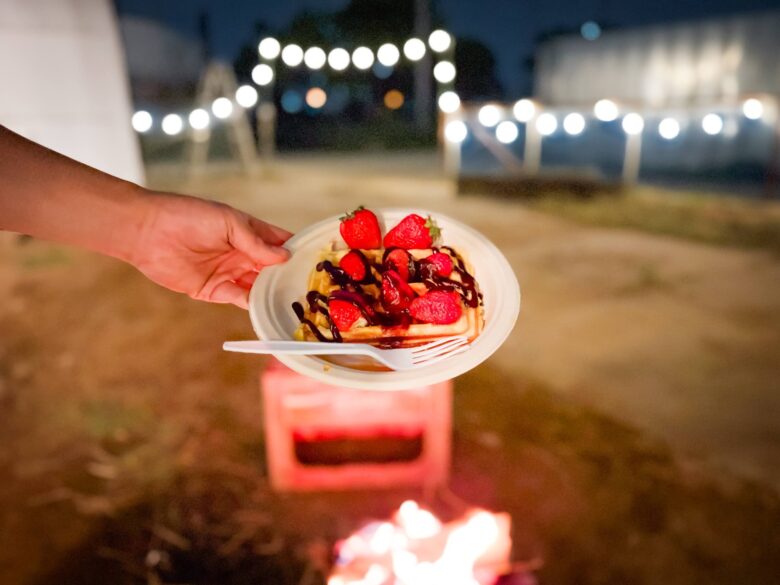 八潮で話題の“夜のいちご狩り”がスタート　焚き火やワッフル体験も楽しめる非日常空間